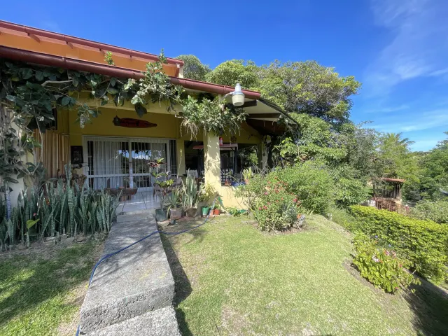 Casa de un Nivel con Vistas y Jardines Santa Ana, Alto Las Palomas