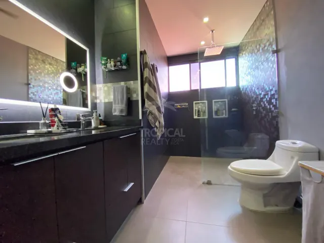 Moderna Casa con Piscina Privada en Hacienda Los Reyes
