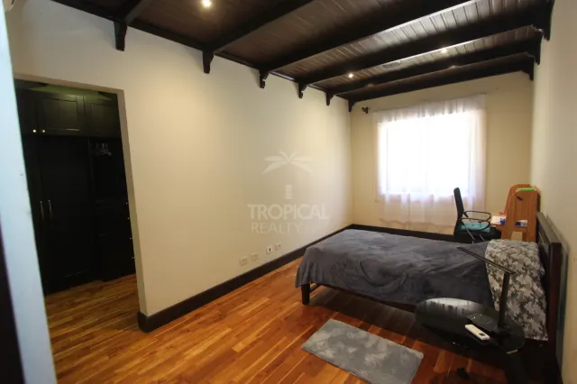 Residencia de Lujo en La Guácima con Bosque Privado y Vistas Panorámicas