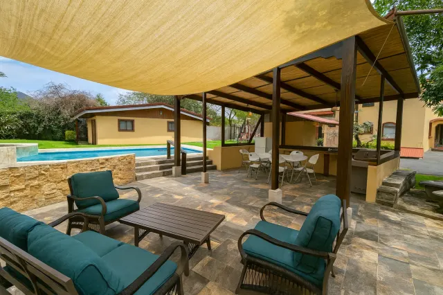 Casa con Piscina, Apartamentos y Vista Panorámica en Escazú