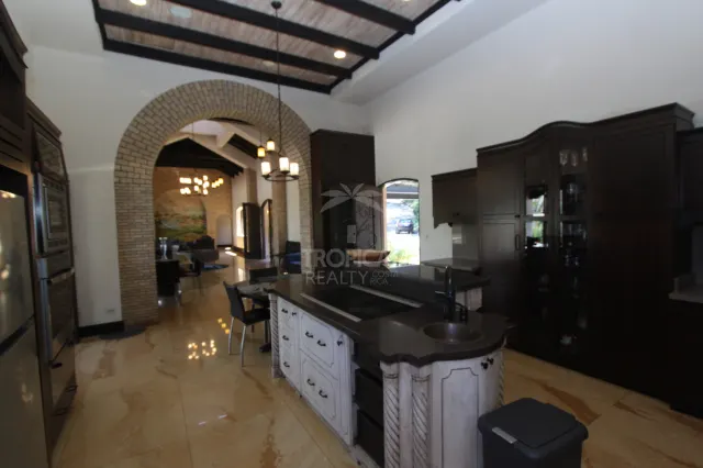 Residencia de Lujo en La Guácima con Bosque Privado y Vistas Panorámicas