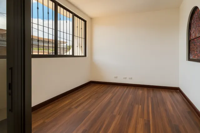 Casa Independiente en Venta en Rohrmoser con 4 Habitaciones