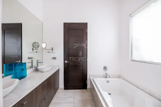 Casa Bougainvillea – Residencia de Lujo de Una Planta en Santa Ana con Amplio Jardín Privado