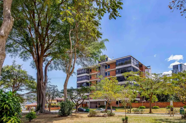 Apartamento de Lujo en Venta en Rohrmoser – Balcón Envolvente y Vista al Parque