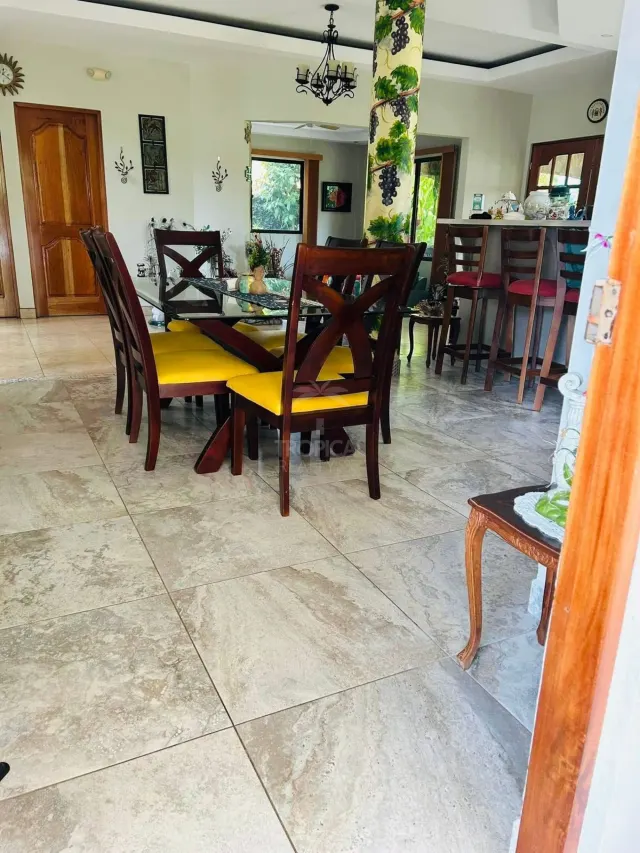 Casa en Venta en Jacó Beach con Piscina y Jacuzzi Privado