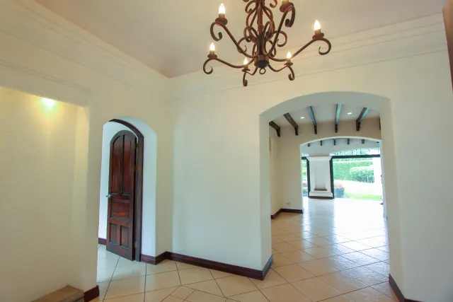 Casa en alquiler o venta en lujoso condominio Bosques de Lindora ALQUILADA