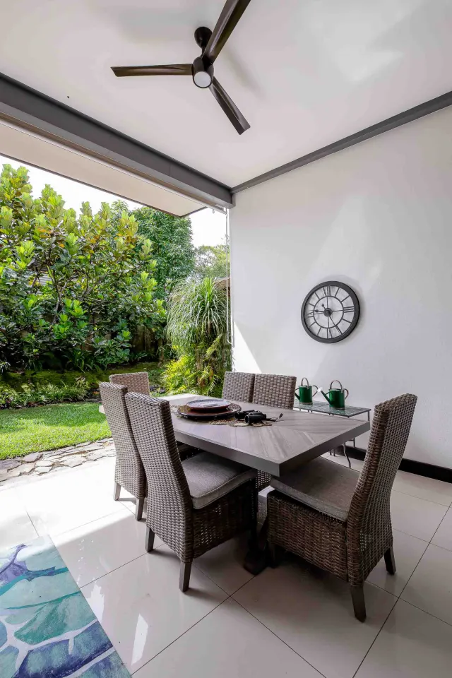 Casa Bougainvillea – Residencia de Lujo de Una Planta en Santa Ana con Amplio Jardín Privado