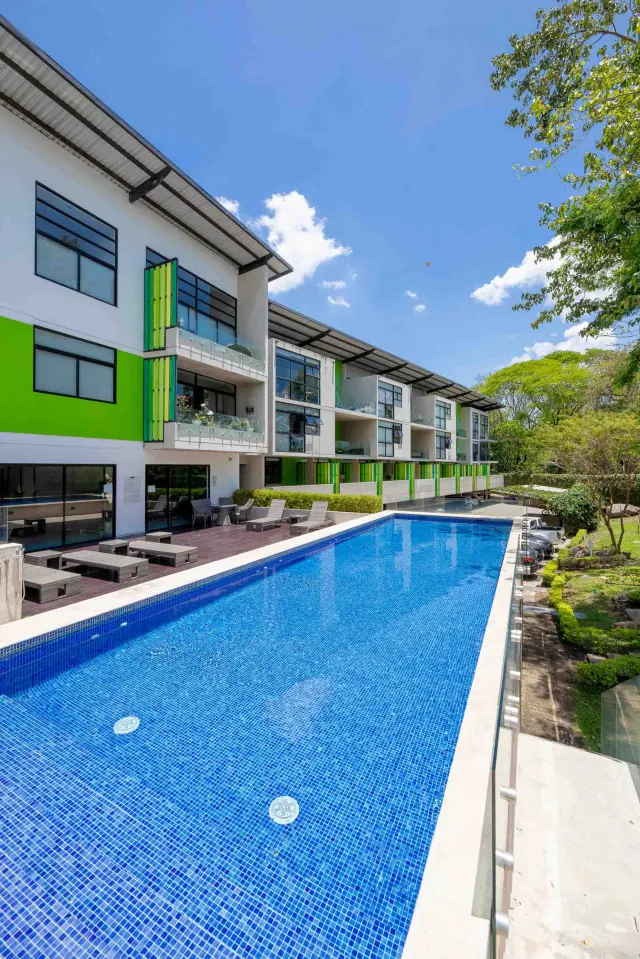 Apartamento Moderno con Jardín Privado en Arborea Flats, Santa Ana