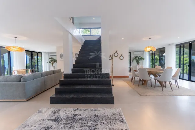 Casa de Lujo con Piscina Infinita y Vistas 360° en la