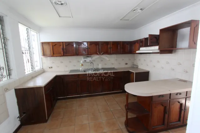 Casa de Uso Mixto en Venta en Sabana Sur – Amplios Espacios y Excelente Potencial Comercial