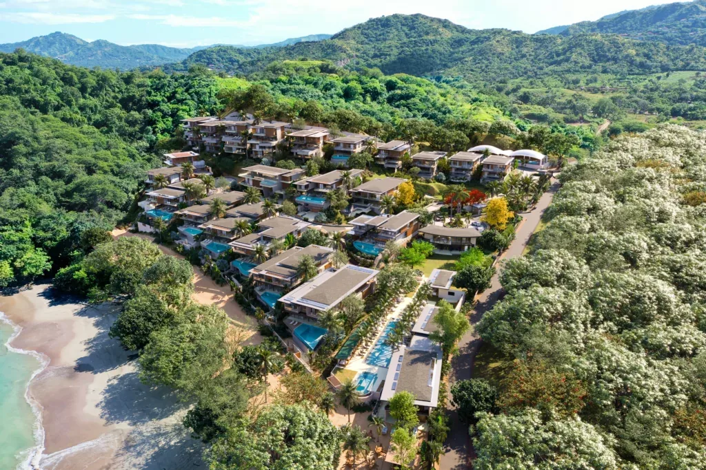 Visualizaci&oacute;n arquitect&oacute;nica de las residencias de Cantomar Ocean Club bajando por la pen&iacute;nsula hacia la playa