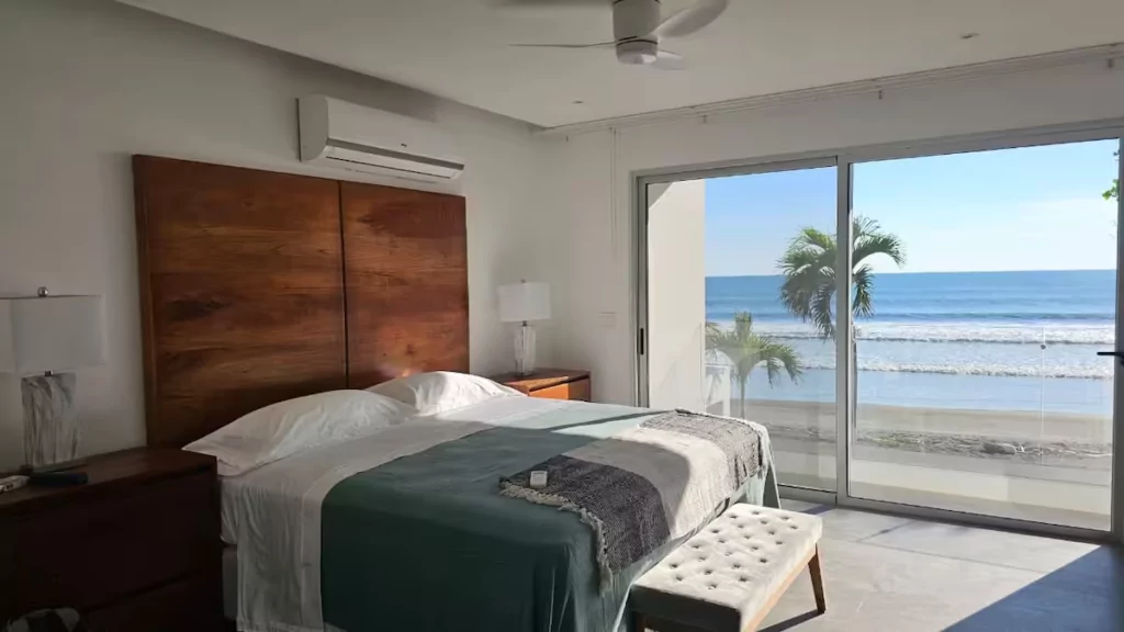 Habitaci&oacute;n que abre a una terraza con vista despejada al Pac&iacute;fico